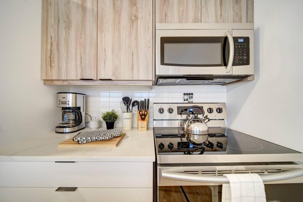 Luxurious Modern 2Br Condo Sleeps 5 Coffee, Ac, Wifi Халифакс Екстериор снимка