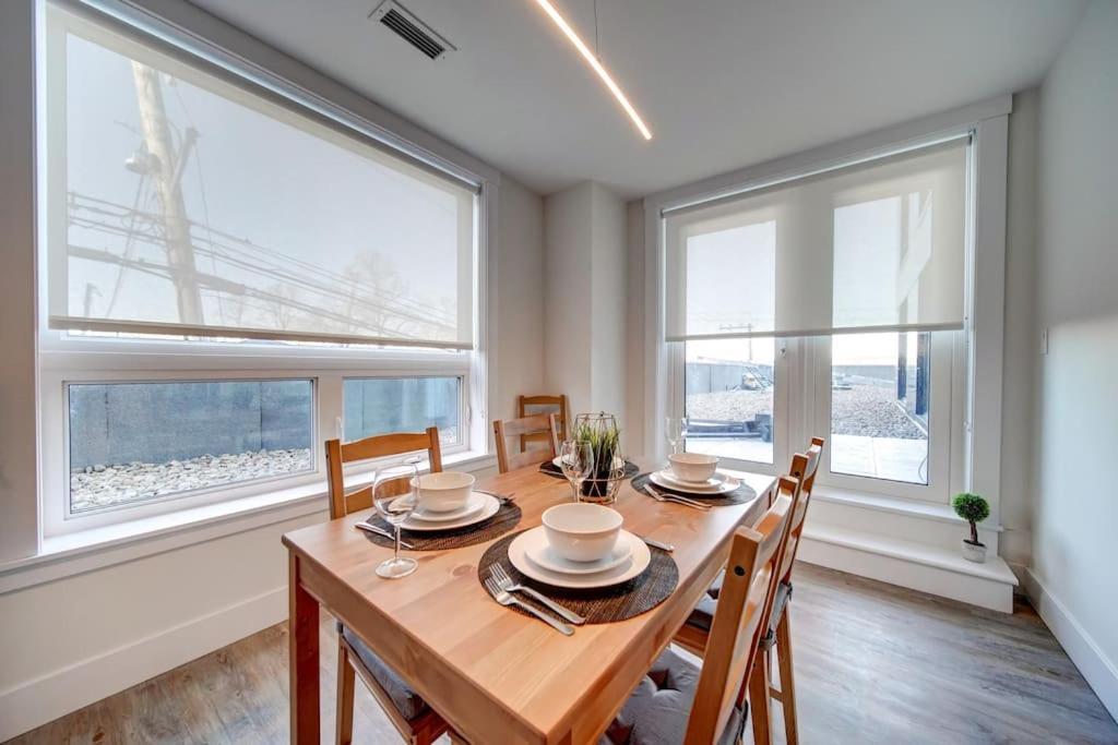 Luxurious Modern 2Br Condo Sleeps 5 Coffee, Ac, Wifi Халифакс Екстериор снимка