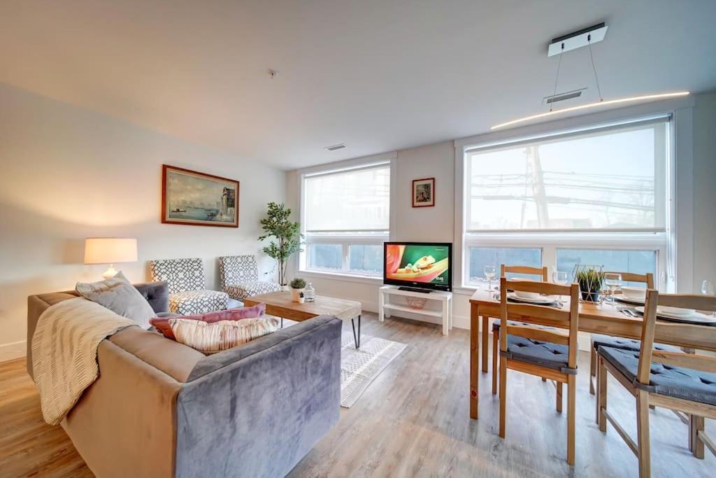 Luxurious Modern 2Br Condo Sleeps 5 Coffee, Ac, Wifi Халифакс Екстериор снимка