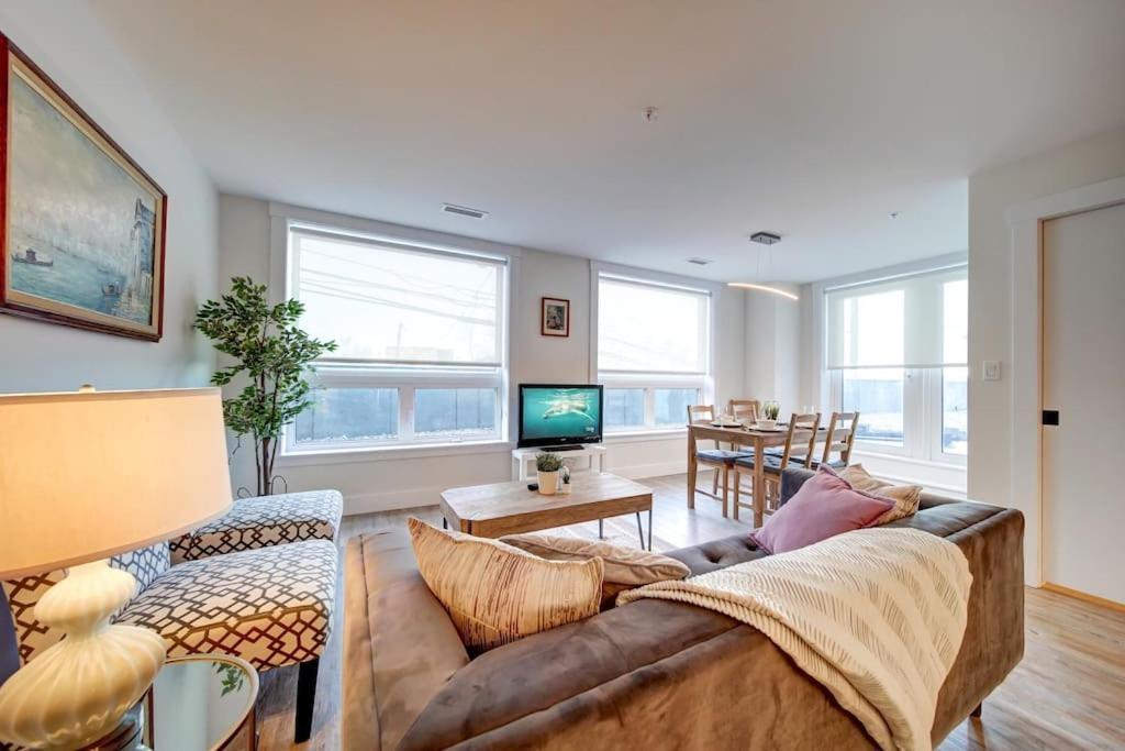 Luxurious Modern 2Br Condo Sleeps 5 Coffee, Ac, Wifi Халифакс Екстериор снимка