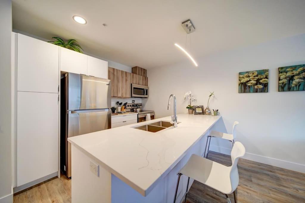 Luxurious Modern 2Br Condo Sleeps 5 Coffee, Ac, Wifi Халифакс Екстериор снимка