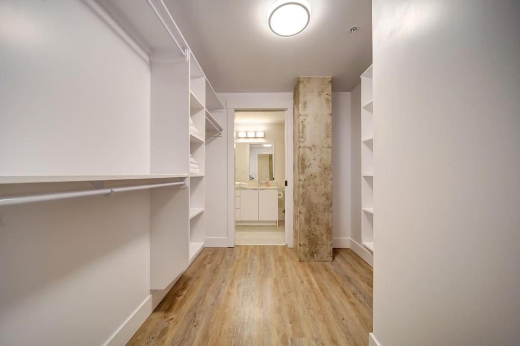 Luxurious Modern 2Br Condo Sleeps 5 Coffee, Ac, Wifi Халифакс Екстериор снимка