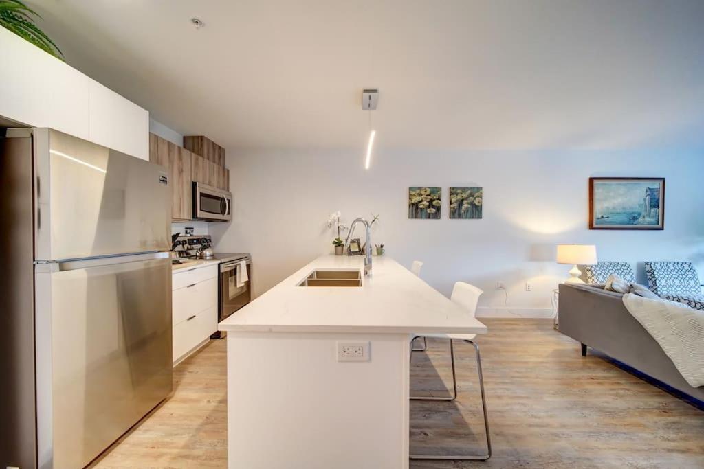 Luxurious Modern 2Br Condo Sleeps 5 Coffee, Ac, Wifi Халифакс Екстериор снимка