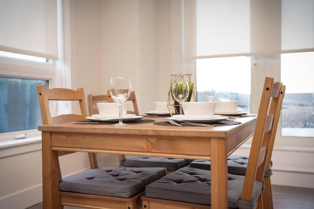 Luxurious Modern 2Br Condo Sleeps 5 Coffee, Ac, Wifi Халифакс Екстериор снимка