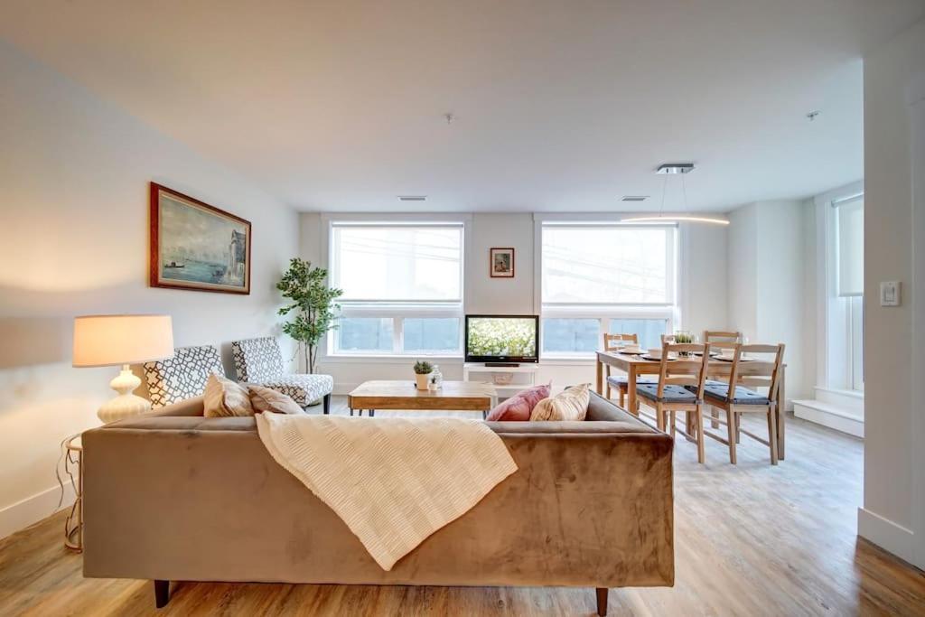 Luxurious Modern 2Br Condo Sleeps 5 Coffee, Ac, Wifi Халифакс Екстериор снимка